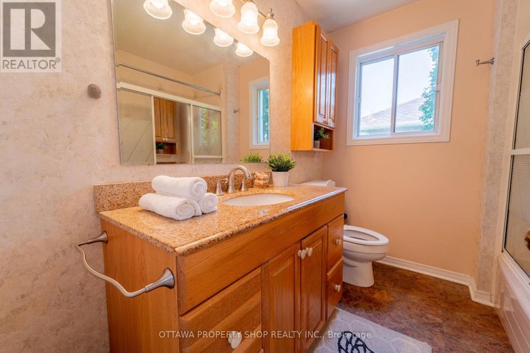 28429385/566-falwyn-crescent-w/fallingbrookridgemount/ottawa/ontario/K4A2A4_29