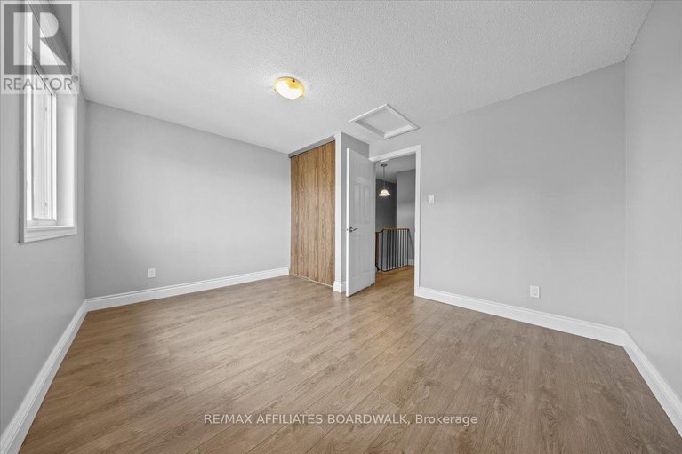 29211965/6482-bilberry-drive-w/convent-glen-north/ottawa/ontario/K1C4N8_23