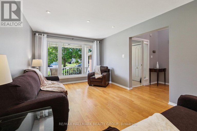 28645671/3034-courtyard-crescent/upper-hunt-club/ottawa/ontario/K1T3R7_5