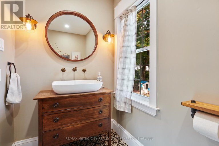 29254147/298-barr-street/renfrew/renfrew/ontario/K7V1J8_19