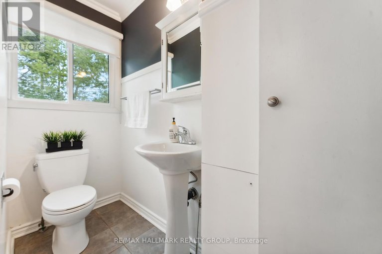 28573949/2103-delmar-drive/playfair-park/ottawa/ontario/K1H5P6_17