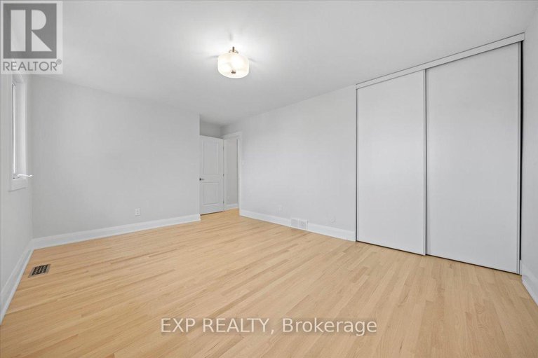 29043972/18-ivylea-street/craig-henrywoodvale/ottawa/ontario/K2G4X5_15