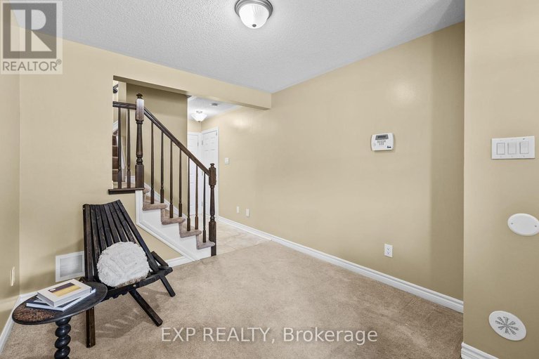 28595126/243-par-la-ville-circle/stittsville-north/ottawa/ontario/K2S0T6_4