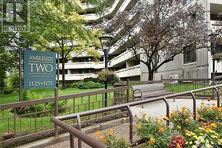 28849100/104-1171-ambleside-drive-n/woodroffe/ottawa/ontario/K2B8E1_2