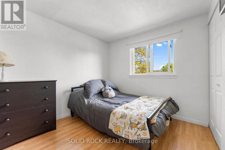 28313092/316-singleton-way/chatelaine-village/ottawa/ontario/K1E2B3_18