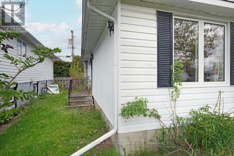 28322181/323-amiens-street/bilberry-creekqueenswood-heights/ottawa/ontario/K1E1N4_29