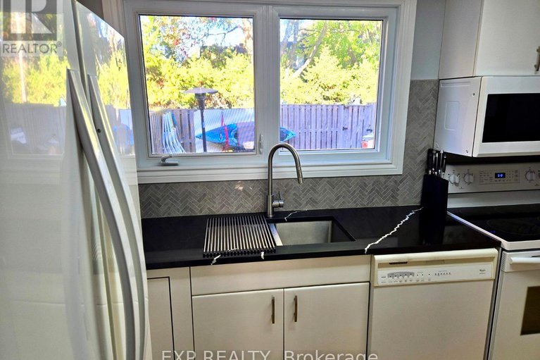 28982372/73-1900-marquis-avenue/beaconwood/ottawa/ontario/K1J8J2_9