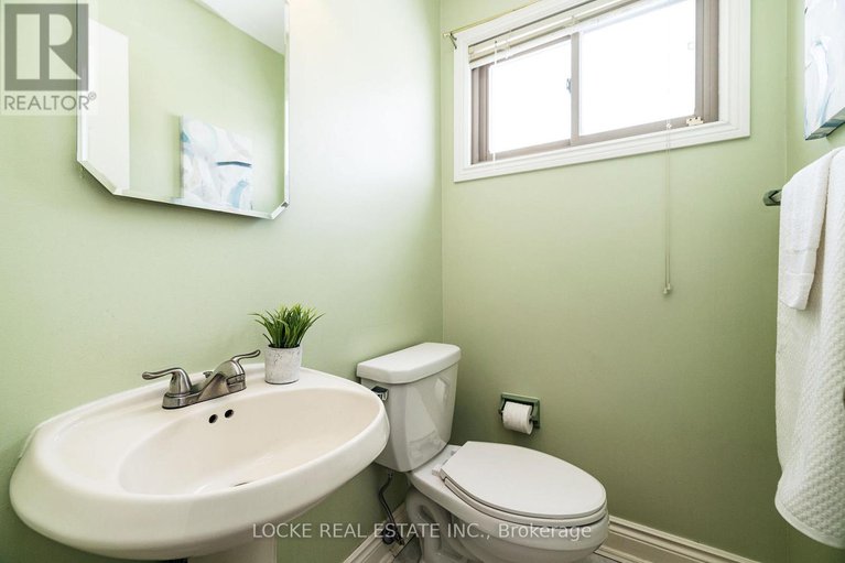 29431769/279-hoylake-crescent/bilberry-creekqueenswood-heights/ottawa/ontario/K1E1M1_18