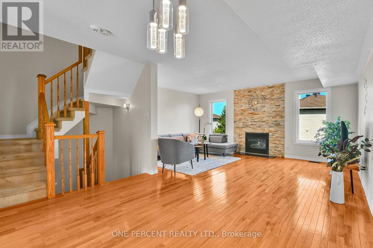 28463418/2572-alanis-private/emerald-woodssawmill-creek/ottawa/ontario/K1T4A1_10
