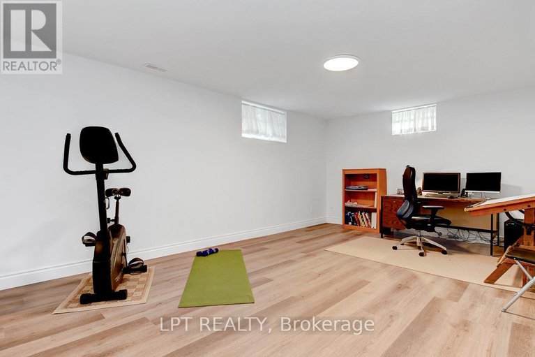 28499905/10a-ashburn-drive/borden-farmstewart-farmcarleton-heightsparkwood-hills/ottawa/ontario/K2E6N3_40
