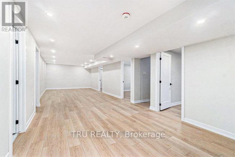 28740163/39-sunnycrest-drive/city-viewskylinefisher-heightsparkwood-hills/ottawa/ontario/K2E5Y4_27