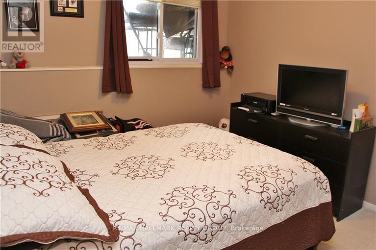 29249916/4-14-sweetbriar-circle/pheasant-run/ottawa/ontario/K2J2K4_16