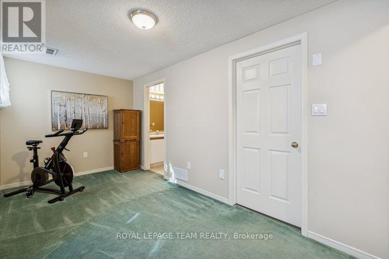 29366238/4298-sunwood-crescent/carson-grove/ottawa/ontario/K1J1B8_24