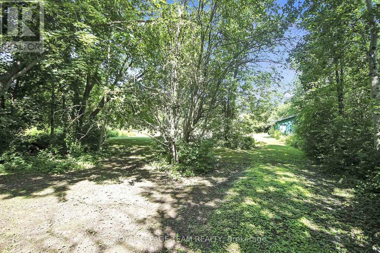 28588730/1429-balmoral-drive-n/cedardale/ottawa/ontario/K1V1H2_13
