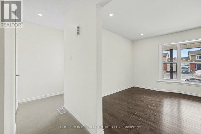 29457498/883-lawnsberry-drive/chatelaine-village/ottawa/ontario/K1E1Y2_13