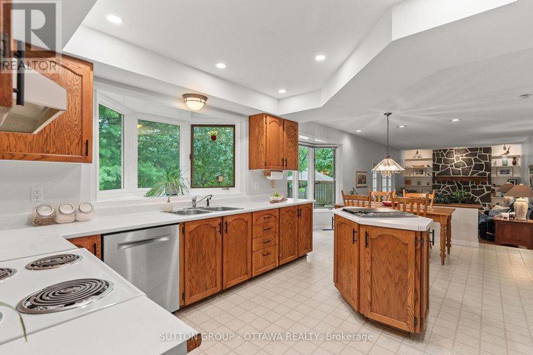 28824766/9-sundance-court/sheahan-estatestrend-village/ottawa/ontario/K2H8T4_14
