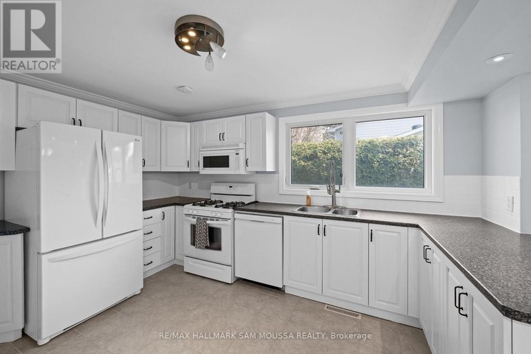 29677666/2750-consul-avenue/bruce-farmgraham-parkqualicumbellands/ottawa/ontario/K2H7H7_13