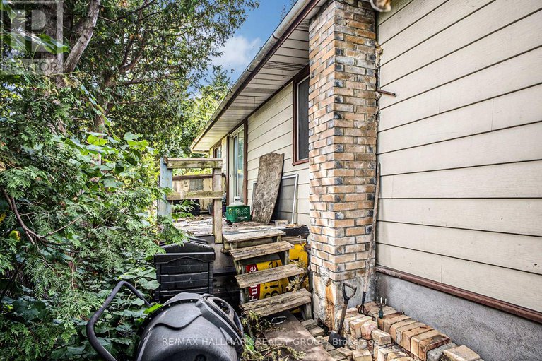 28652469/2639-ayers-avenue/ridgemont/ottawa/ontario/K1V7W7_8
