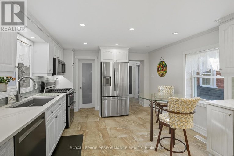 29482695/8-john-street/lorignal/champlain/ontario/K0B1K0_13