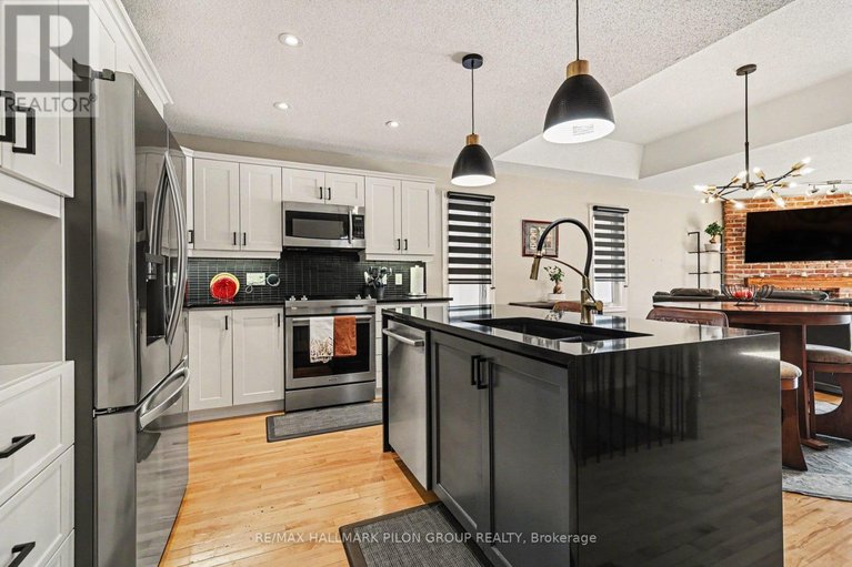 29541986/18-abbey-crescent/village-of-russell/russell/ontario/K4R0B5_3