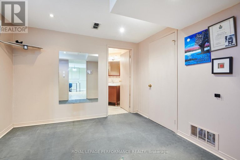 29673888/401-phoenix-crescent/bilberry-creekqueenswood-heights/ottawa/ontario/K1E1V6_27