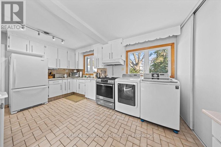 29689978/961-kingsmere-avenue/mckellar-heightsglabar-park/ottawa/ontario/K2A3K3_13