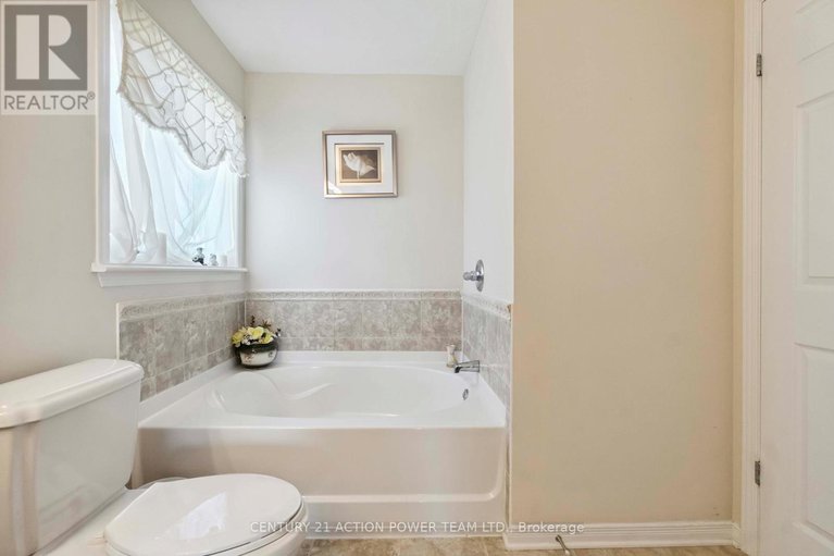 28525896/12-4037-canyon-walk-drive/riverside-southgloucester-glen/ottawa/ontario/K1V0Z4_25