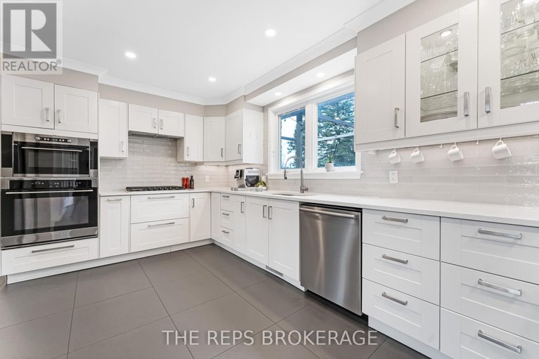 28336978/3062-upper-otterson-place/mooneys-bayrevelstoke/ottawa/ontario/K1V7B6_8