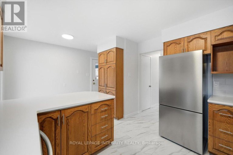 29214221/809-vinette-crescent/chatelaine-village/ottawa/ontario/K1E1X1_14