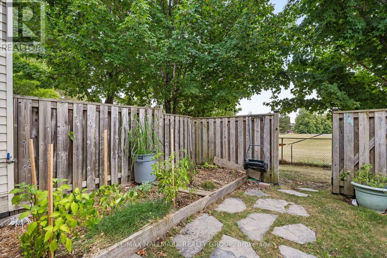28763964/1598-hoskins-crescent/fallingbrookpineridge/ottawa/ontario/K4A2H8_25