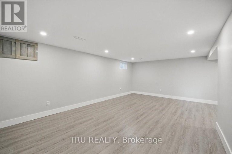 28427630/2114-balharrie-avenue/hawthorne-meadows/ottawa/ontario/K1G1G5_27