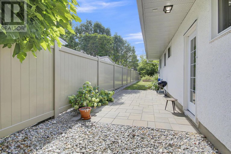 28807971/10-aberfeldy-street/arbeatha-park/ottawa/ontario/K2H6H5_32