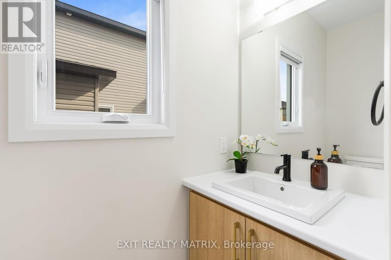 28493432/461-aurora-street/russell-twp/russell/ontario/K4R0L3_4