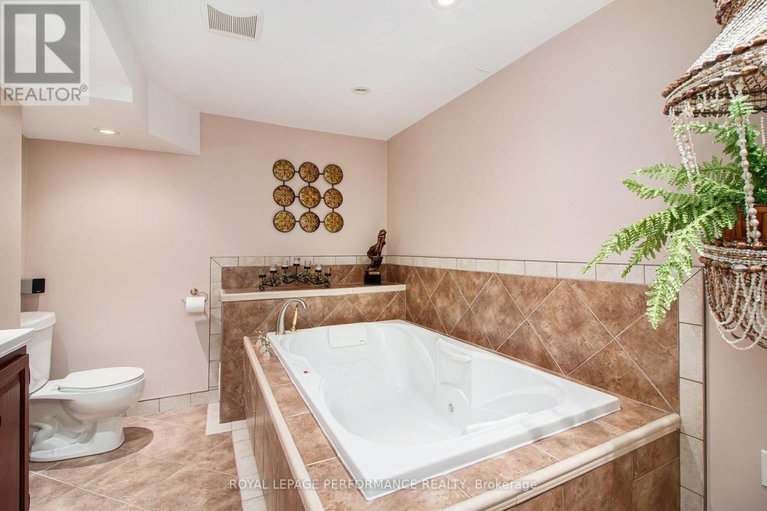 28927668/170-midsummer-terrace/queenswood-heights-south/ottawa/ontario/K1E3V6_22
