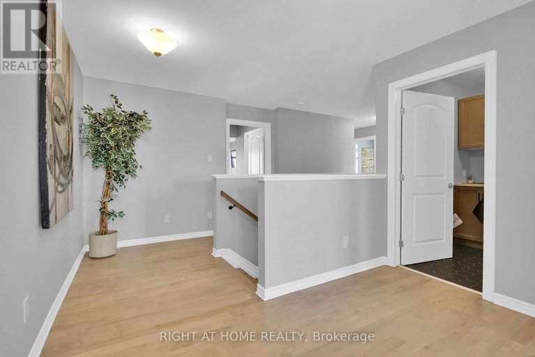 28369701/68-pelham-crescent/goulbourn-twp-from-franktown-rdsouth-to-rideau/ottawa/ontario/K0A2Z0_12
