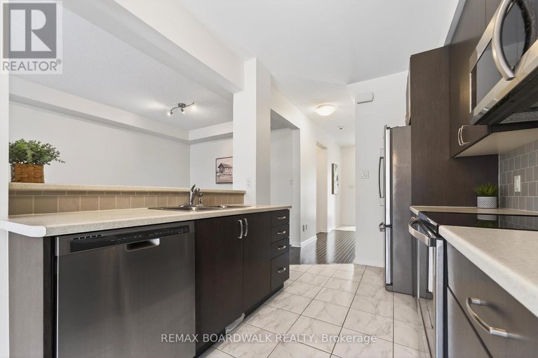 29438320/716-oakglade-avenue/emerald-meadowstrailwest/ottawa/ontario/K2M0B3_15