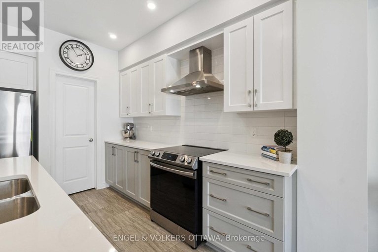 28568495/640-cordelette-circle/mer-bleuebradley-estatesanderson-park/ottawa/ontario/K1W0P2_12
