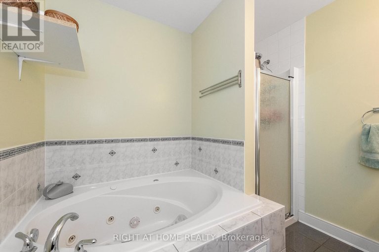 29599852/212-rutgers-private/central-park/ottawa/ontario/K2C4G7_27