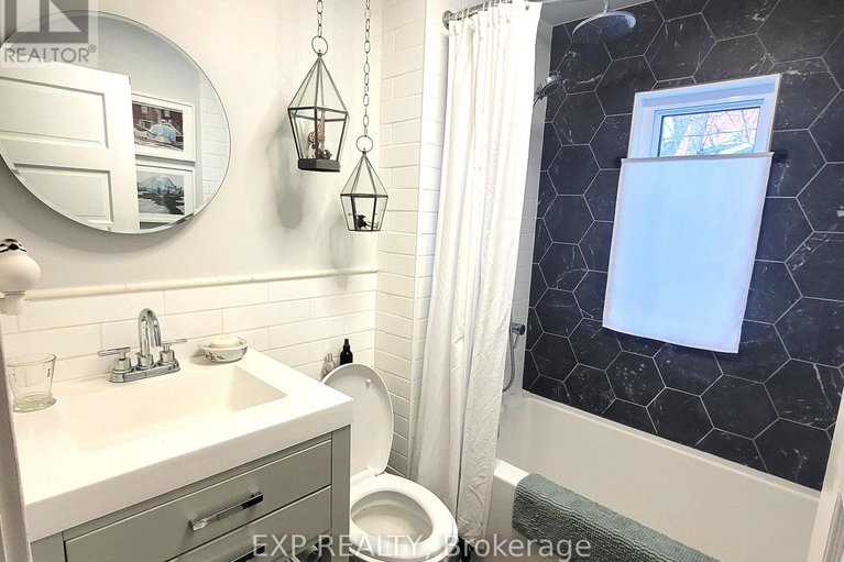 29677911/145-blackburn-avenue/sandy-hill/ottawa/ontario/K1N8A6_13