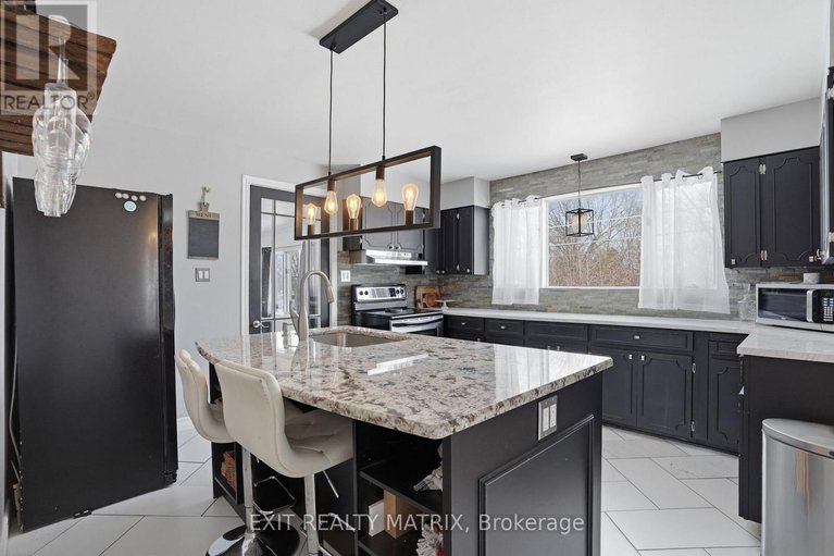 29432668/635-front-road-w/lorignal/champlain/ontario/K0B1K0_9