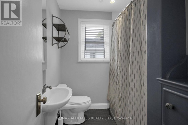 28329411/312-mountbatten-avenue/alta-vistafaircrest-heights/ottawa/ontario/K1H5W3_19