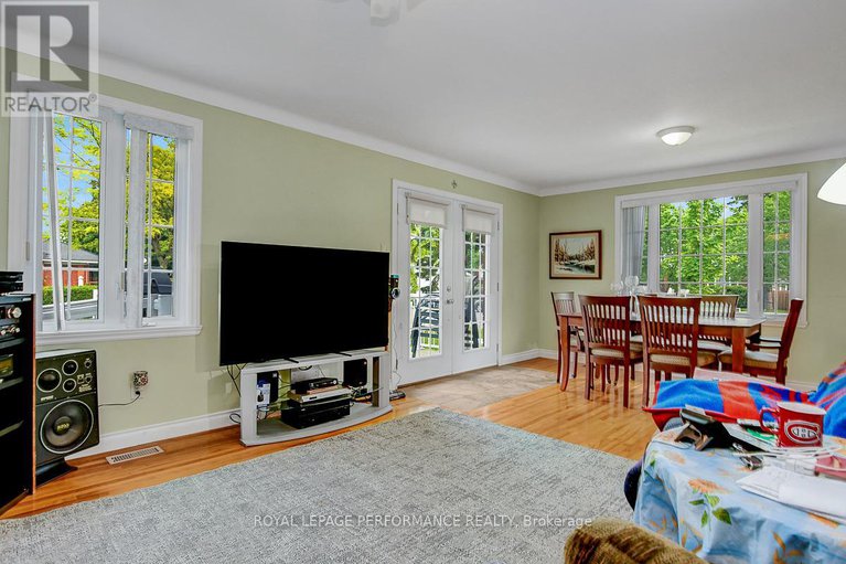 28439854/583-donald-street/overbrookcastle-heights/ottawa/ontario/K1K1L5_17