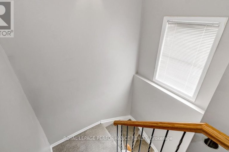 29576627/32-brando-crescent/hunt-club-parkgreenboro/ottawa/ontario/K1T2E3_20