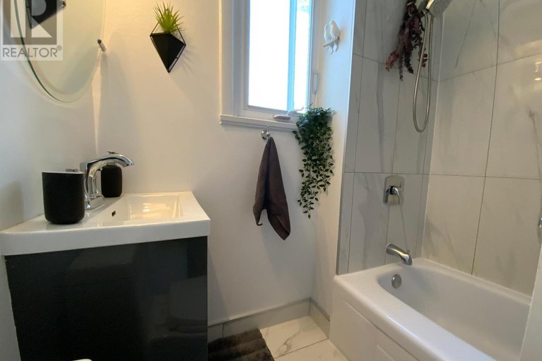 27992529/245-york-street/lower-town/ottawa/ontario/K1N5T9_24