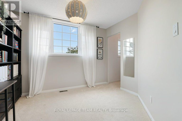 28522929/8-black-rivers-place/bridlewood/ottawa/ontario/K2M2E2_37