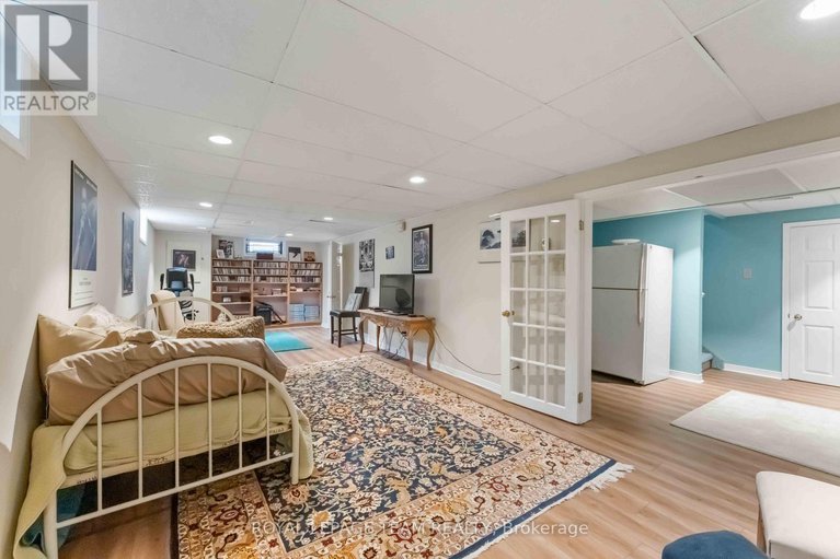 28136010/5-erinlea-court/pineglencountry-place/ottawa/ontario/K2E7C8_34