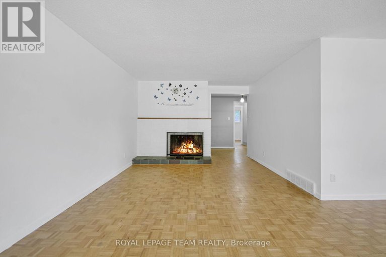 28738547/52-bowhill-avenue/borden-farmstewart-farmcarleton-heightsparkwood-hills/ottawa/ontario/K2E6S7_6