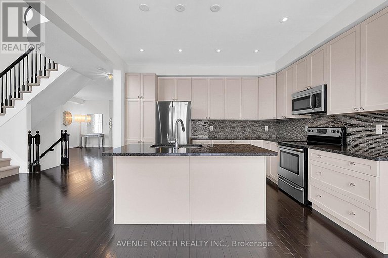 28540961/429-dovehaven-street/mer-bleuebradley-estatesanderson-park/ottawa/ontario/K1W0H2_15