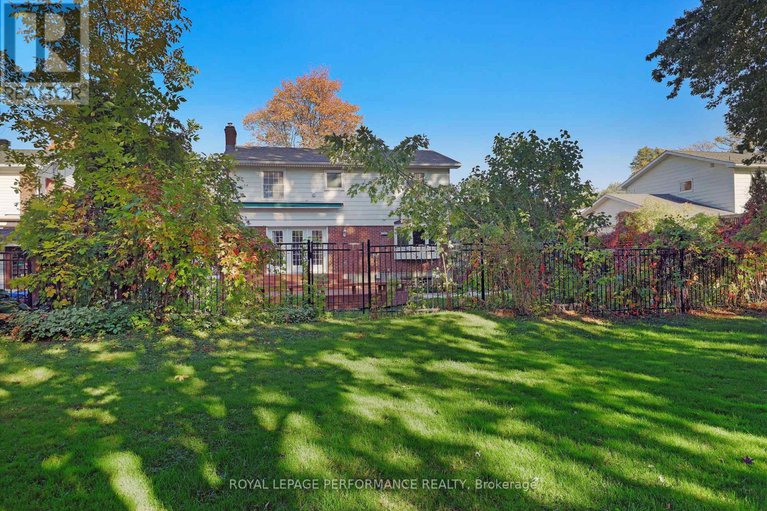 29057933/82-queensline-drive/bruce-farmgraham-parkqualicumbellands/ottawa/ontario/K2H7J5_13