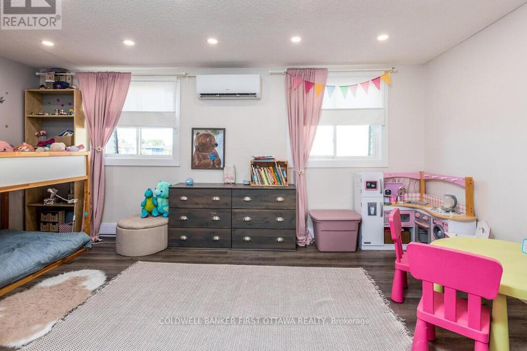 28873248/5c-woodvale-green/craig-henrywoodvale/ottawa/ontario/K2G4G9_17